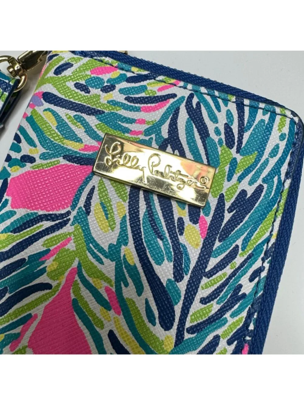 LILLY PULITZER tiki palm wristlet - Picture 2 of 8
